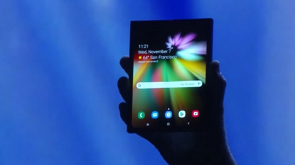 Samsung apresentou tela dobrável em um protótipo; tecnologia deve chegar ao consumidor em 2019 — Foto: Reprodução/YouTube