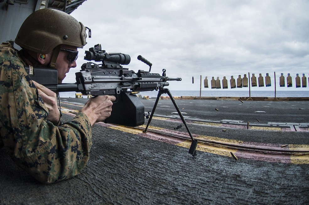 Usada pelas forças armadas dos EUA, a M249 é uma adaptação da metralhadora leve FN Minimi da Bélgica — Foto: Reprodução/Creative Commons (Official U.S. Navy Imagery)