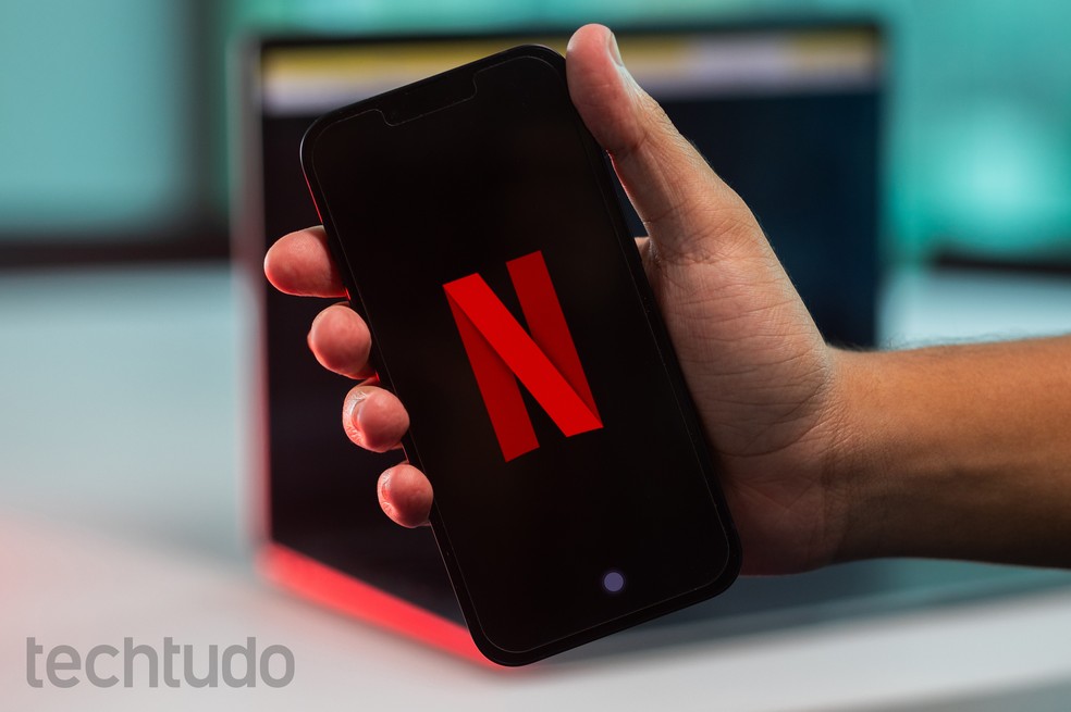 Para exibir vídeos em alta resolução, aplicativos de streaming como Netflix e Amazon Prime acabam mais rápido com a bateria do telefone — Foto: Mariana Saguias/TechTudo