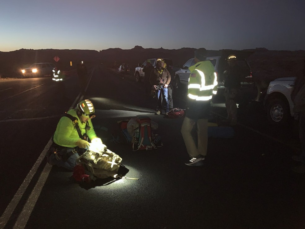 Momento em que equipe de socorro se prepara para ir ao local indicado pelo iPhone 14  — Foto: Reprodução/Emery County Sheriff's Office