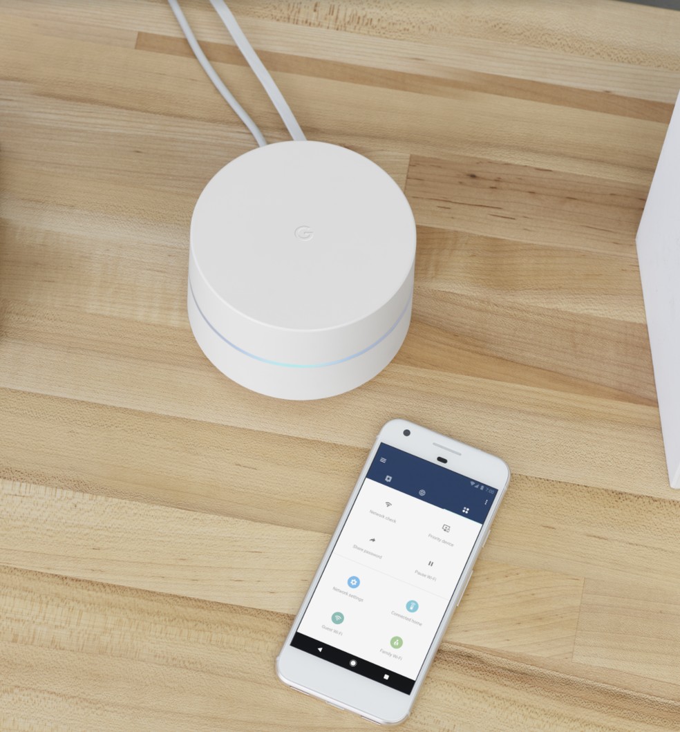 Configuração do Google Wifi é feita por meio de aplicativo — Foto: Divulgação/Google