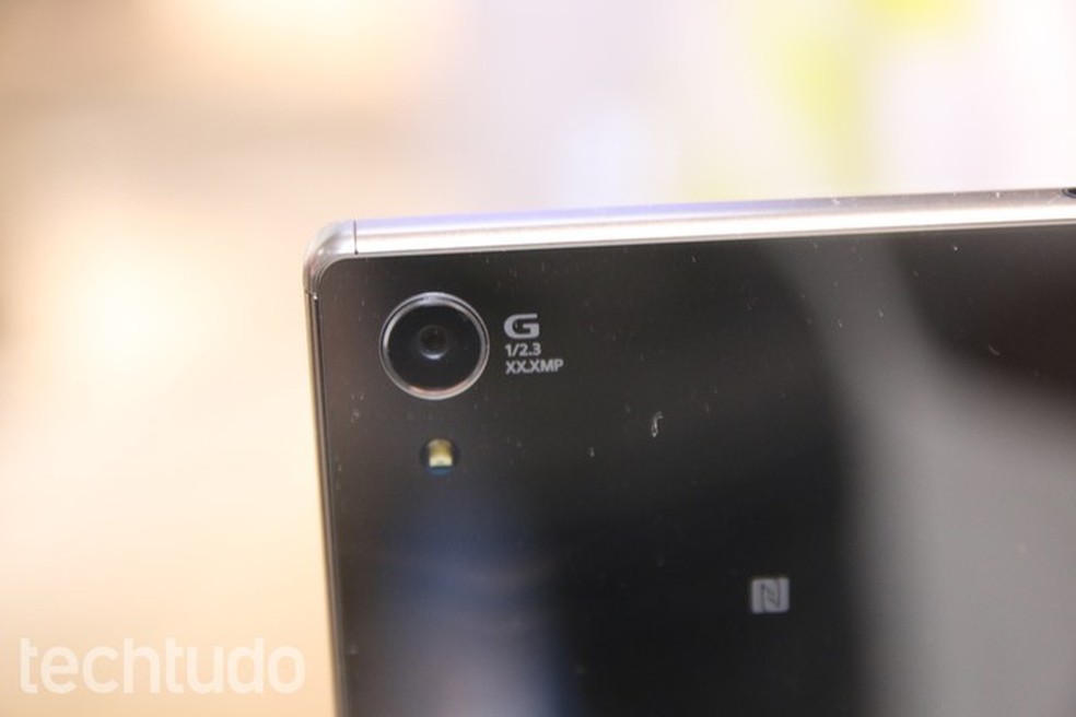 Xperia Z5 Premium tem câmera de 23 megapixels com gravaçao 4K (Foto: Fabrício Vitorino/TechTudo) — Foto: TechTudo