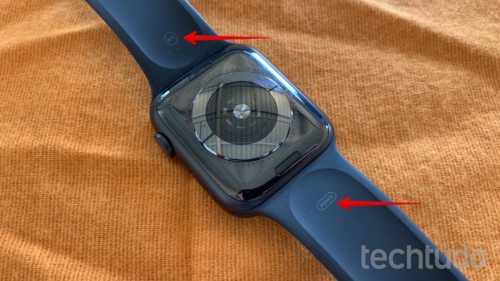 Colocando pulseira no Apple Watch — Foto: Helito Beggiora/TechTudo