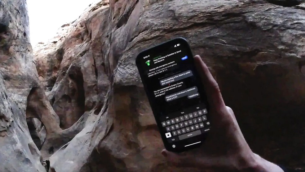 Grupo que estava preso em gruta usando o recurso de SOS Emergência do iPhone 14 para pedir auda — Foto: Reprodução/Jeremy Mumford