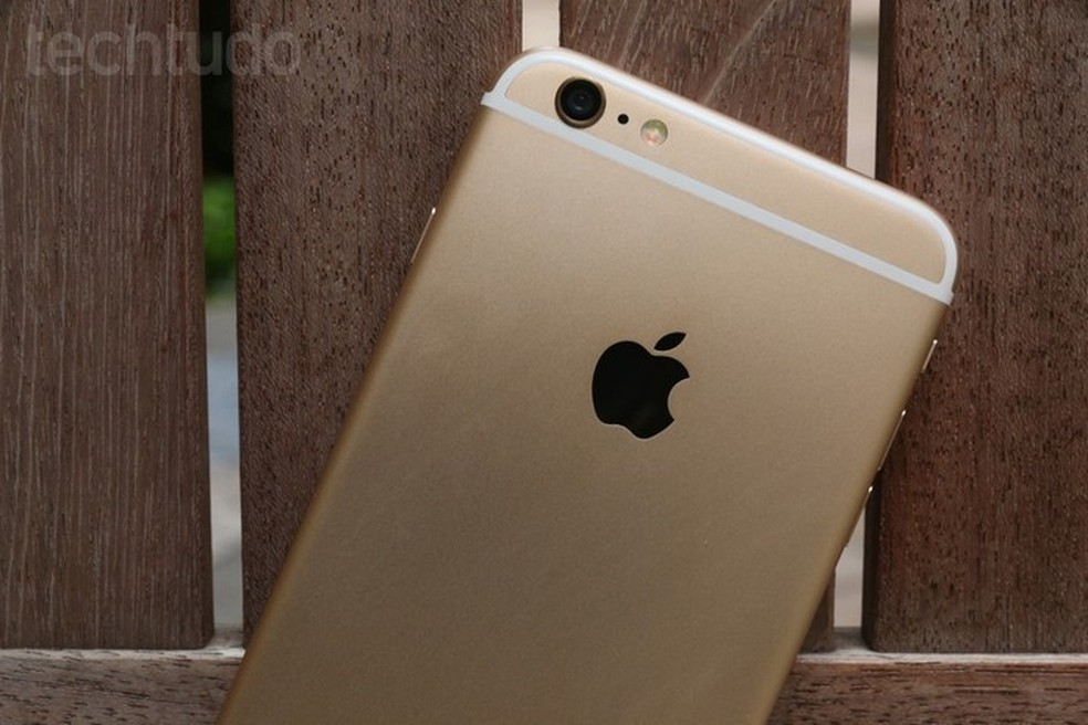 O iPhone 6, que inaugurou novo design e tela maior em 2014, também está entre os aparelhos afetados — Foto: Lucas Mendes/TechTudo