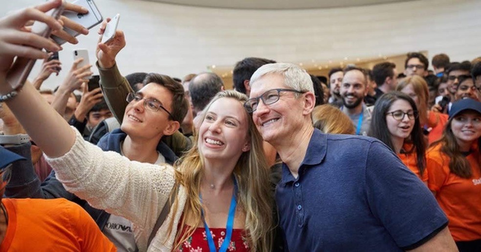 Karina Tronkos tira selfie com Tim Cook, CEO da Apple, na WWDC 2018 — Foto: Arquivo Pessoal/Karina Tronkos