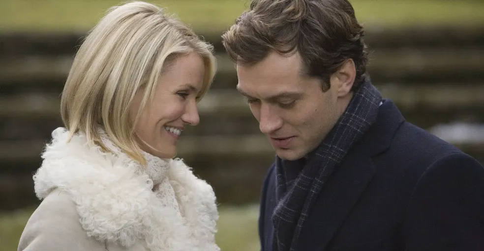 Um dos casais presentes em O Amor Não Tira Férias, interpretado por Cameron Diaz e Jude Law — Foto: Reprodução/JustWatch