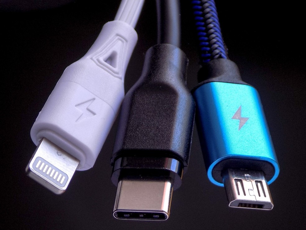 Cabos mais populares são Lightning, USB-C e MicroUSB — Foto: Pixabay