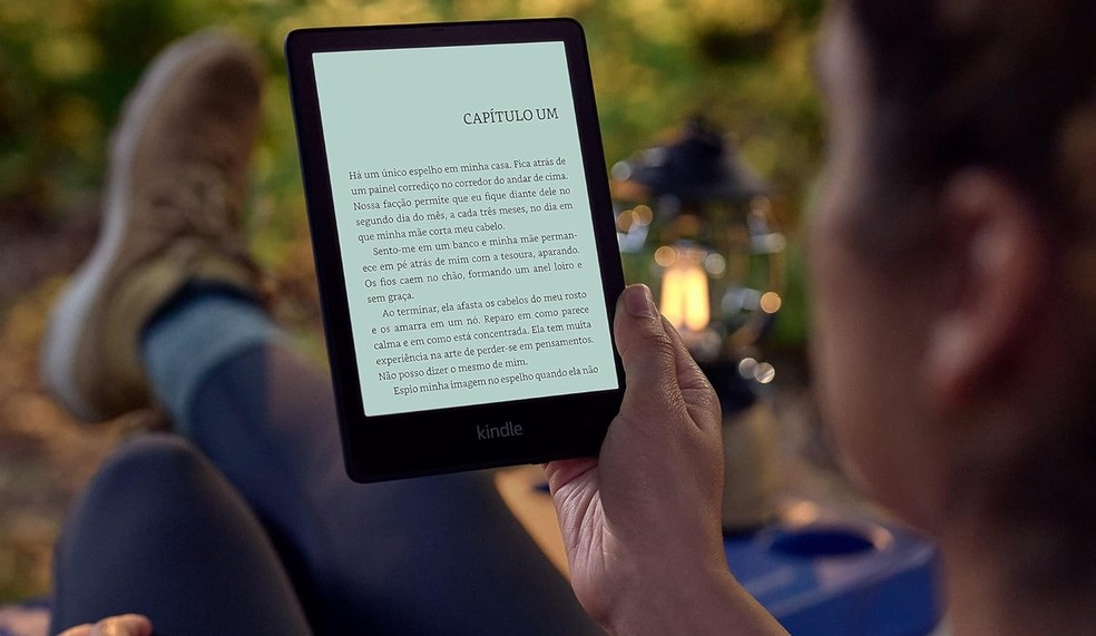 Homem lendo no Kindle Paperwhite — Foto: Reprodução/Amazon