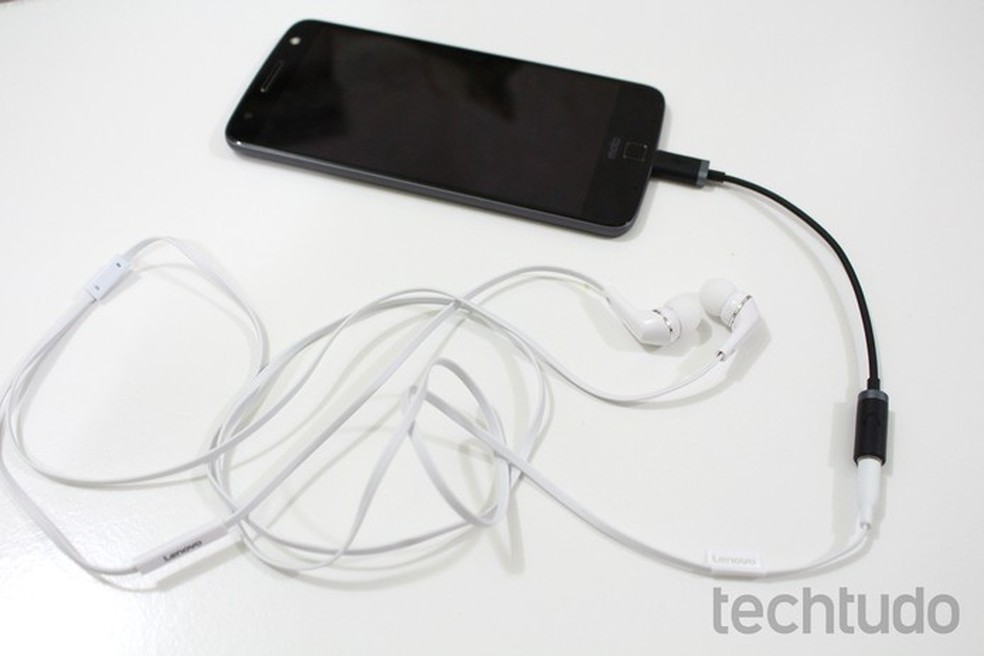 Moto Z não tem entrada para fone de ouvido (Foto: Aline Batista/TechTudo) — Foto: TechTudo