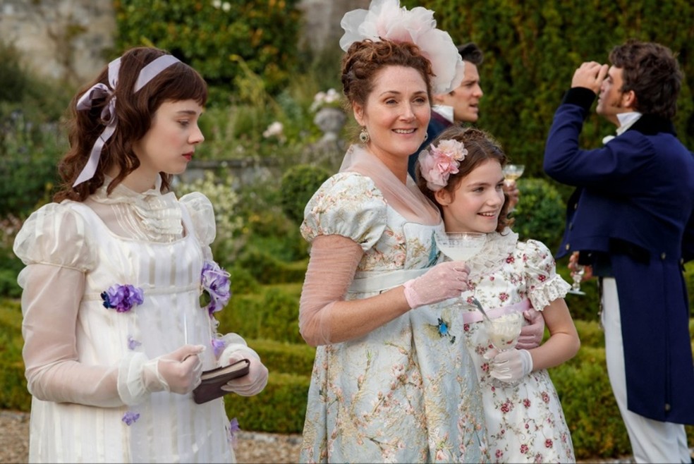 Ruth Gemmel como a matriarca Violet Bridgerton com alguns de seus filhos — Foto: Reprodução/IMDb