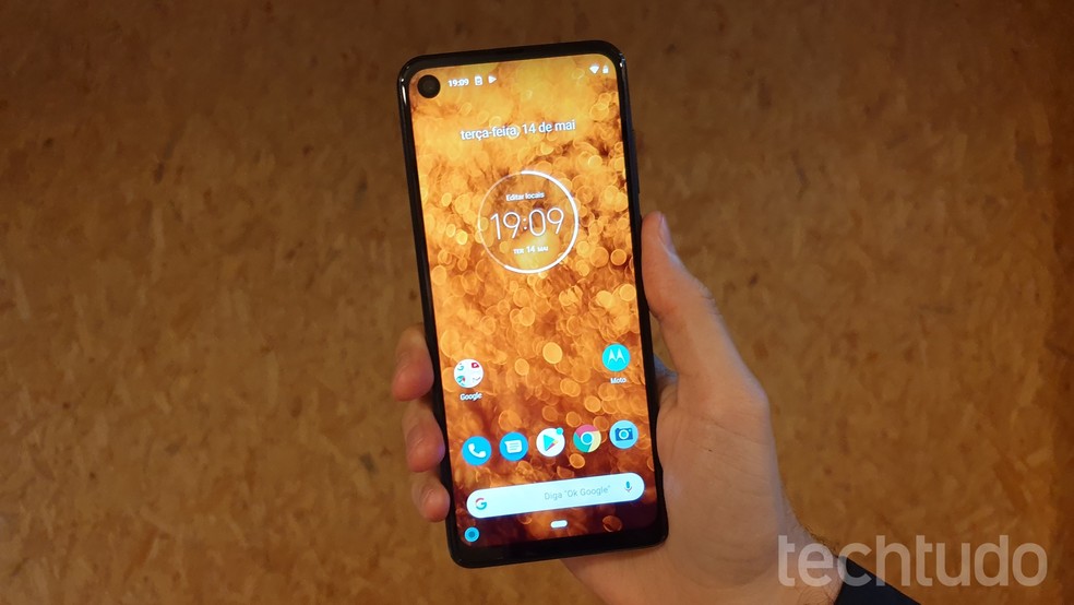 Tela 21:9: conheça os detalhes do display do Motorola One Vision — Foto: Thássius Veloso/TechTudo