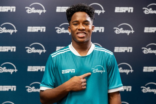 Jogador Endrick anunciou chegada da ESPN ao Disney+, em junho de 2024