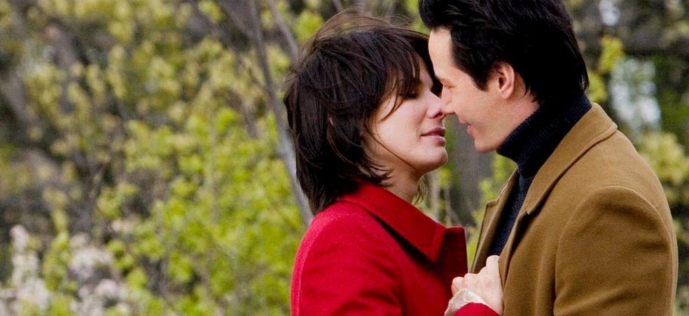 A Casa do Lago é um romance protagonizado pelos astros Keanu Reeves e Sandra Bullock — Foto: Divulgação/Amazon Prime Video