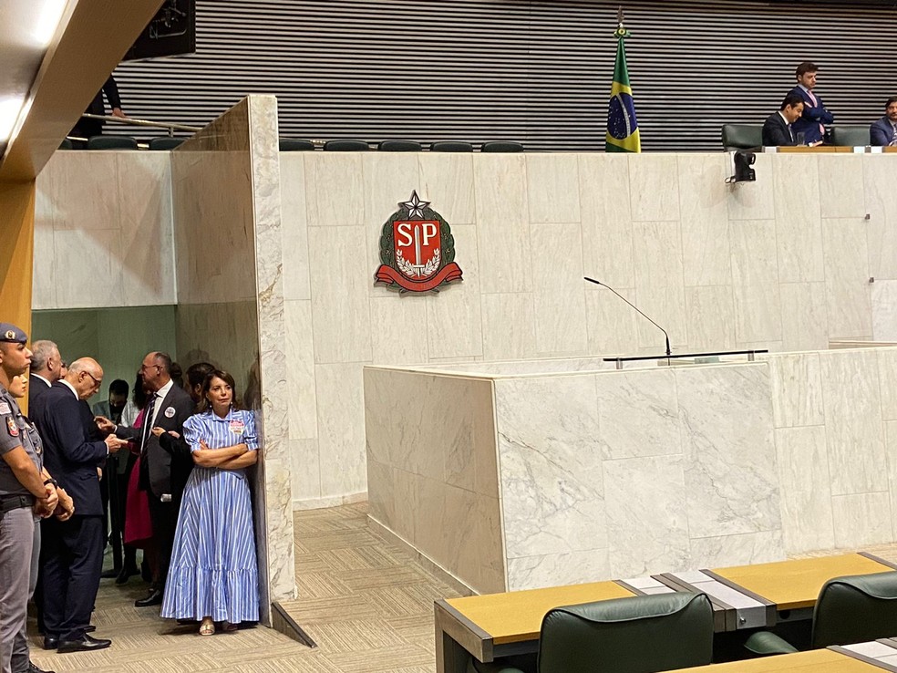 Deputados da oposição no acesso ao plenário da Assembleia Legislativa para início da discussão do projeto da privatização da Sabesp — Foto: Cristiane Agostine/Valor