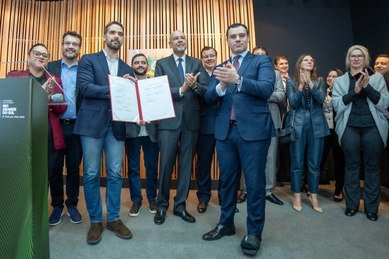 Governador Eduardo Leite exibe assinatura do contrato de venda e a transferência da Corsan, em julho – Foto: Maurício Tonetto/Secom-RS