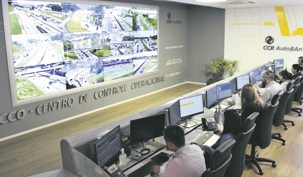Centro de monitoramento da CCR: empresa gasta quase R$ 1 bilhão por ano para a gestão de sua área de operações, onde trabalham 10 mil profissionais — Foto: Divulgação