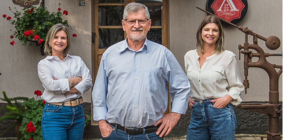 Mauro Gasperin, da Aida Alimentos, e as filhas Janaína (esq.) e Mariana, que passaram por diversos áreas na empresa — Foto: Divulgação