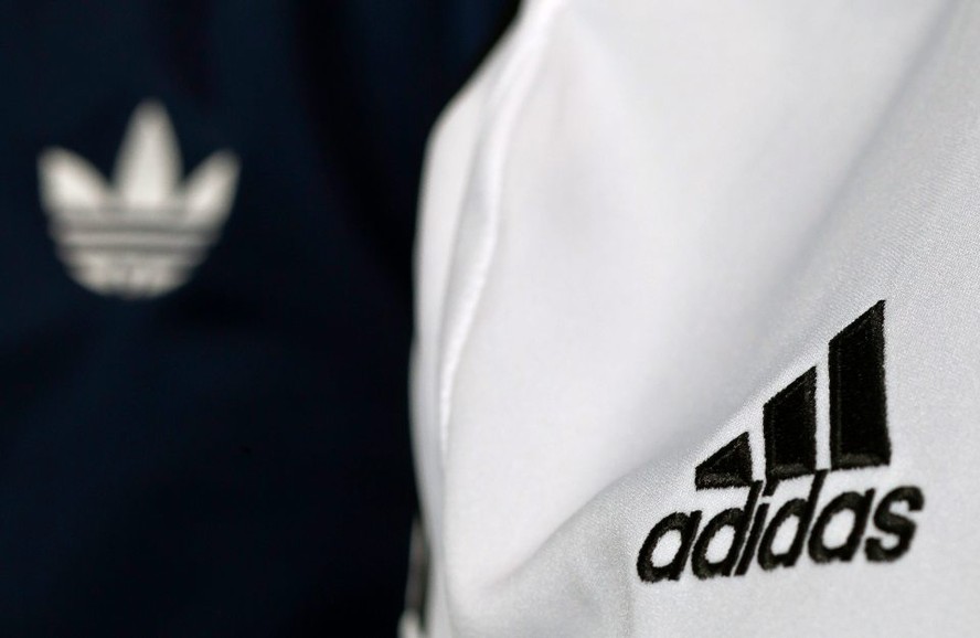 Investigação surge num momento em que a empresa alemã de vestuário desportivo procura reanimar a sua sorte na China