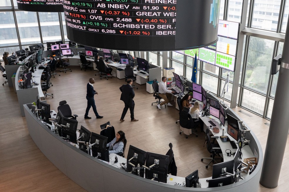 Operadores na bolsa de valores Euronext NV em Paris — Foto: Nathan Laine/Bloomberg