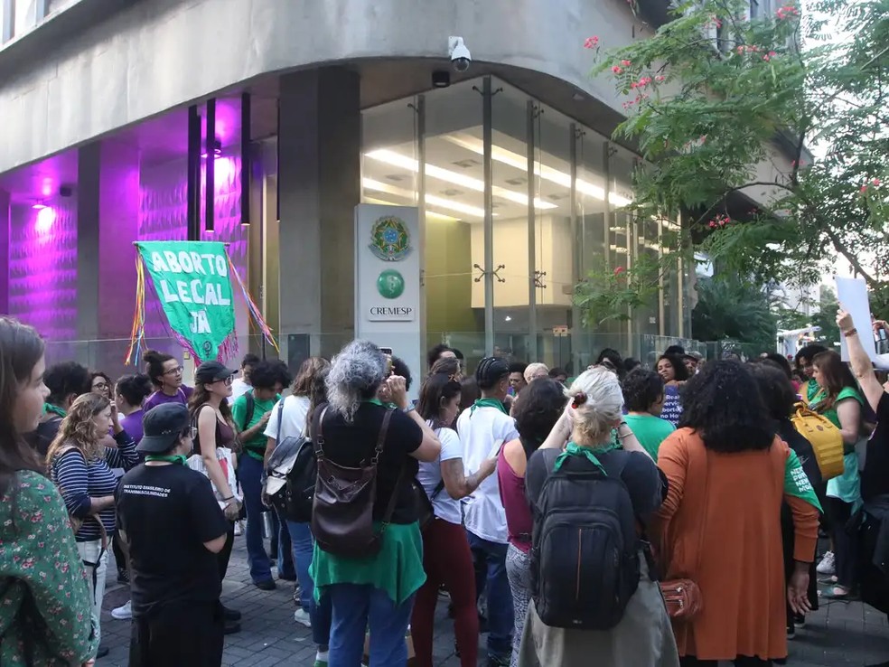 Protesto contra resolução do CFM, em frente à sede do Cremesp, na capital paulista — Foto: Rovena Rosa/Agência Brasil