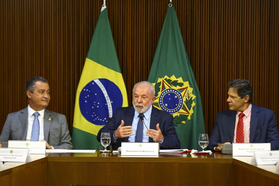 Rui Costa (à esq.), Lula e Haddad: problemas na articulação com o Congresso preocupam aliados