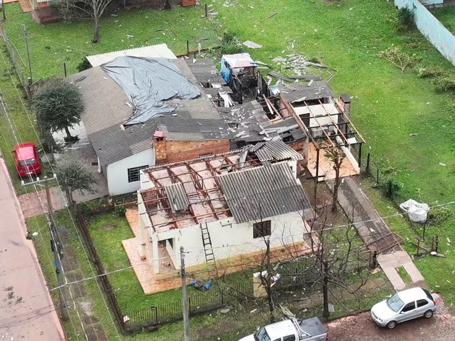 Tempestade em São Luiz Gonzaga (RS) deixou casas destelhadas