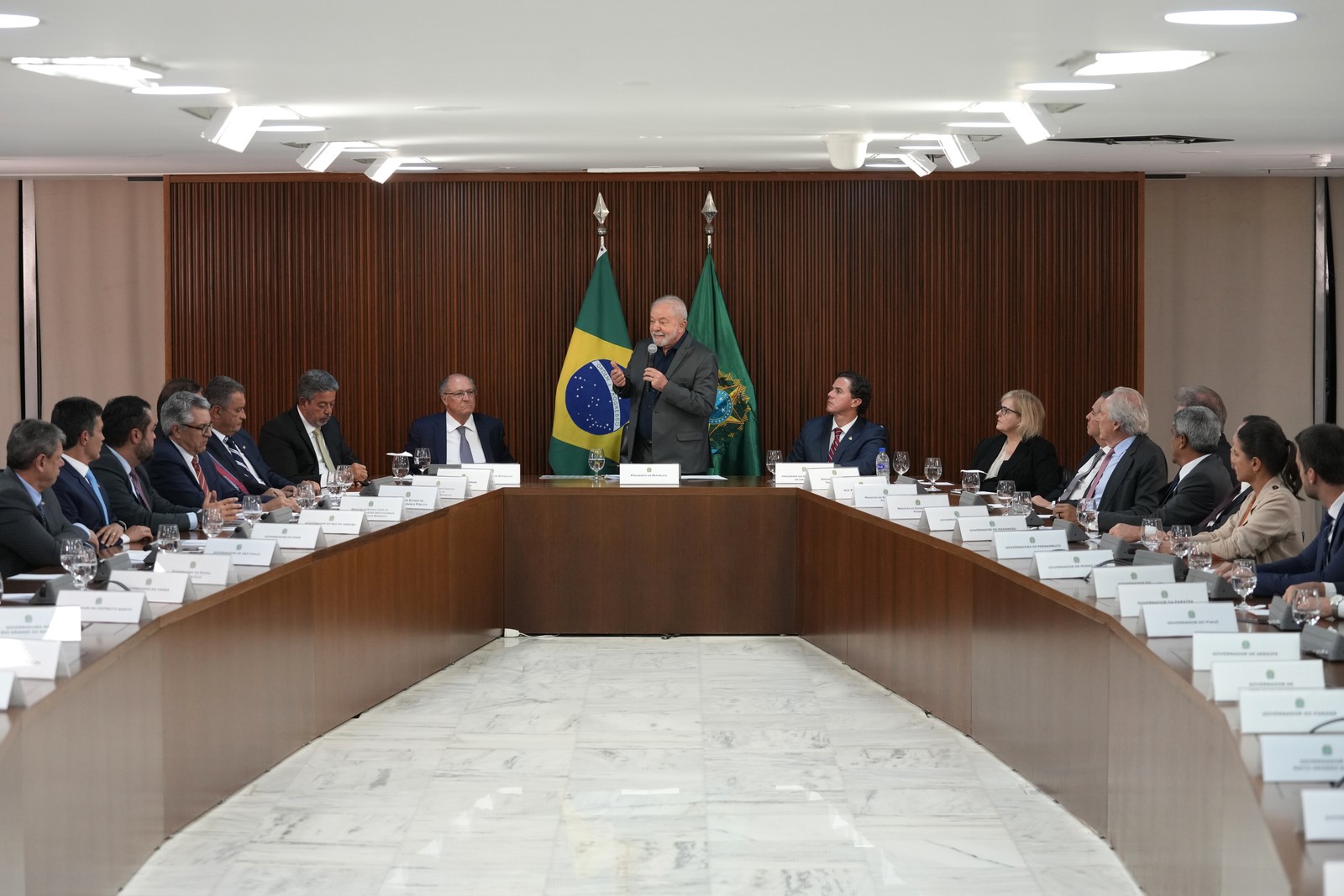 Leite é um dos governadores presentes em reunião com o presidente Lula após os atos golpistas de 8 de janeiro — Foto: AP Photo/Eraldo Peres