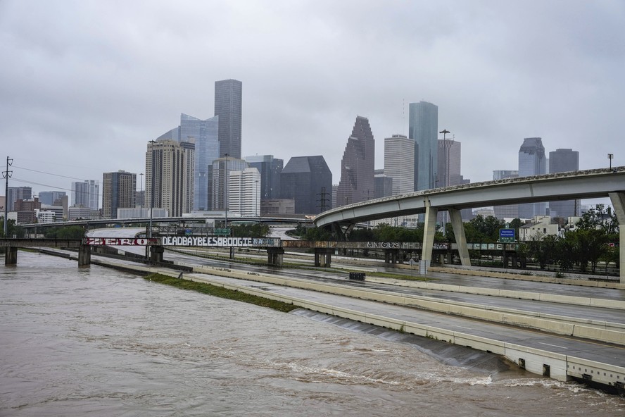 Enchente em rodovia de Houston logo após o furacão Beryl atingir a costa do Texas