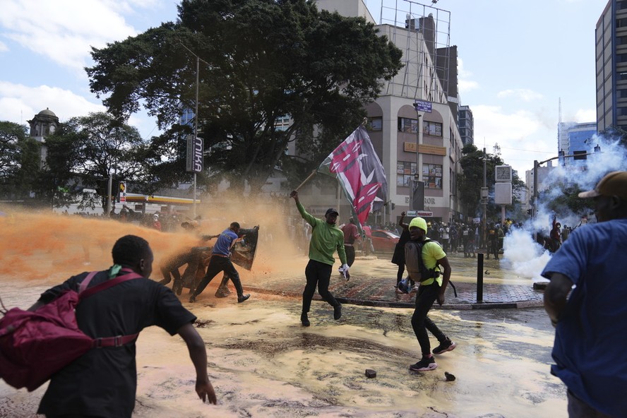 Manifestantes se dispersam enquanto a polícia dispara jatos de água no centro de Nairóbi, Quênia