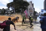 Polícia abre fogo contra manifestante que tentavam invadir o Parlamento no Quênia 