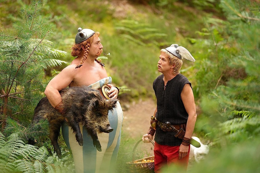 Guillaume Canet e Gilles Lellouche em "Asterix e Obelix no Reino do Meio" (2023) — Foto: Divulgação