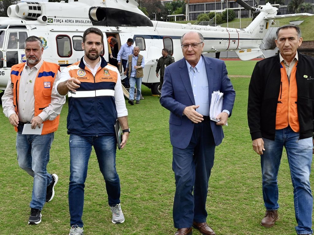 Vice-presidente Geraldo Alckmin ao lado de Eduardo Leite (à esq.) em visita ao Rio Grande do Sul após fortes chuvas, em setembro – Foto: Cadu Gomes/VPR