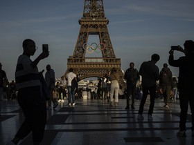 Como a Torre Eiffel sobreviveu a Hitler e a protestos