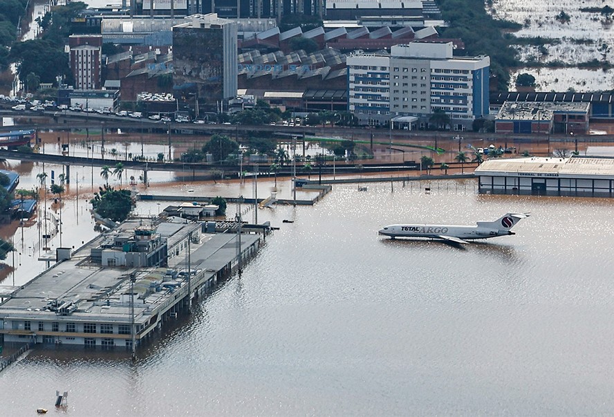 Aeroporto de Porto Alegre está fora de operação após inundações causadas por chuvas