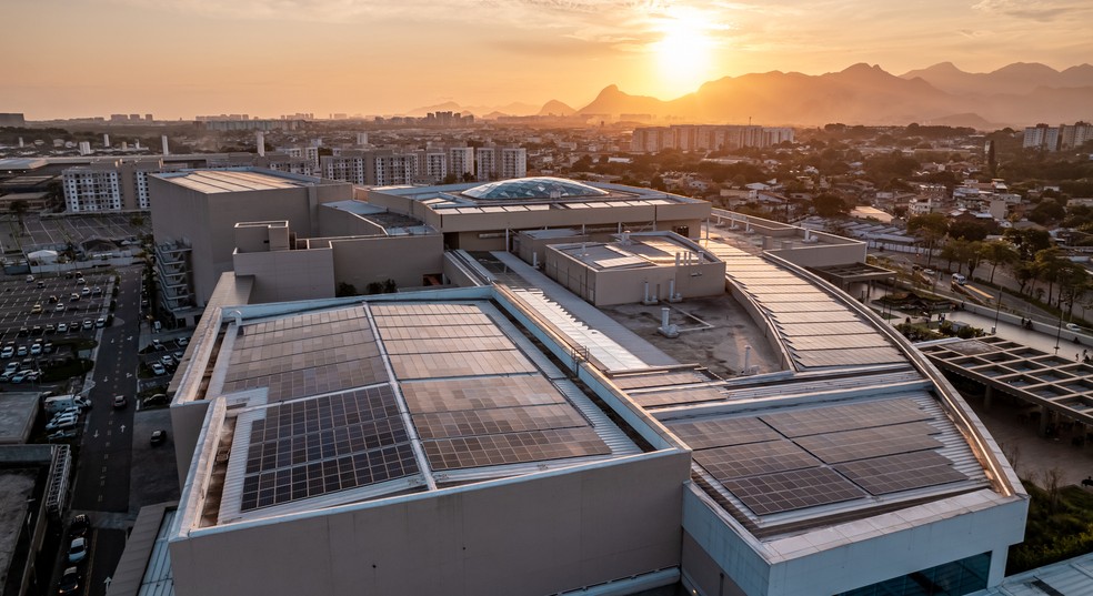 Placas solares no teto do Shopping Village Mall: em vez de comprar eletricidade de fontes limpas no mercado livre, a opção foi gerar a própria energia — Foto: Divulgação