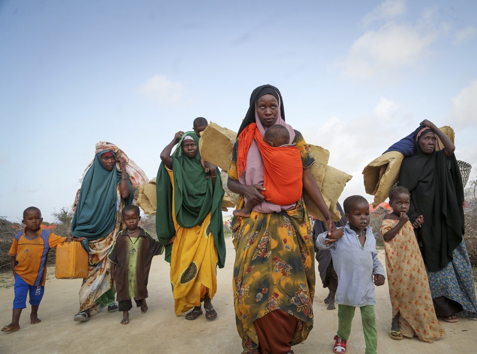 Somalis fugindo da seca chegam aos arredores de Mogadíscio; até 34 milhões de pessoas migraram devido a eventos climáticos extremos apenas em 2022 — Foto: Farah Abdi Warsameh/AP
