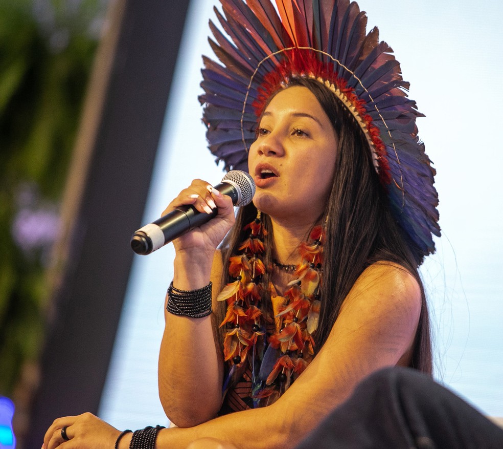 A líder indígena Samela Sateré Mawé: “As florestas são como os nossos cabelos. Os rios, como as nossas veias” — Foto: Brenno Carvalho/Agência O Globo