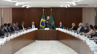 Leite é um dos governadores presentes em reunião com o presidente Lula após os atos golpistas de 8 de janeiro — Foto: AP Photo/Eraldo Peres