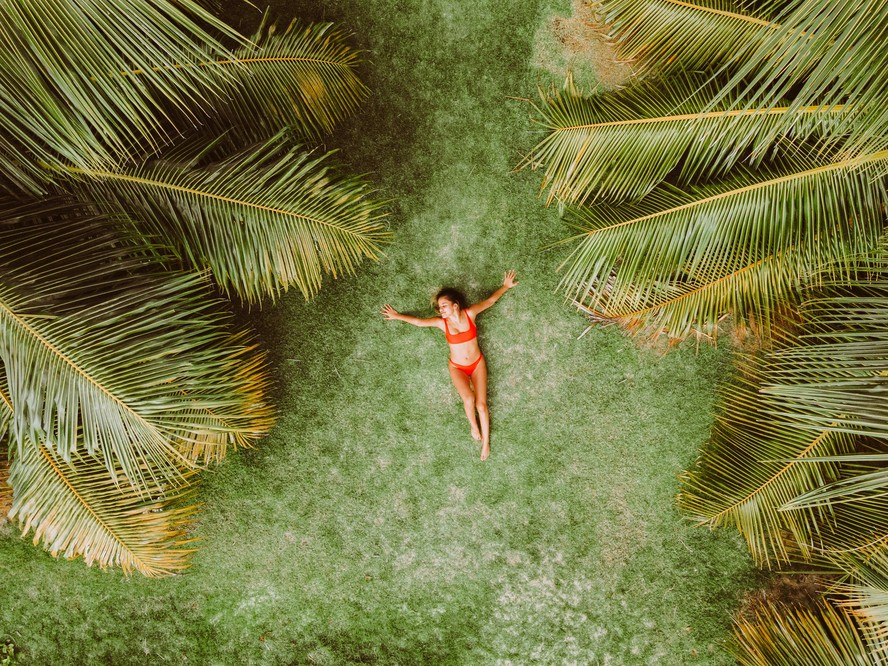 Mulher descansa na praia durante as férias