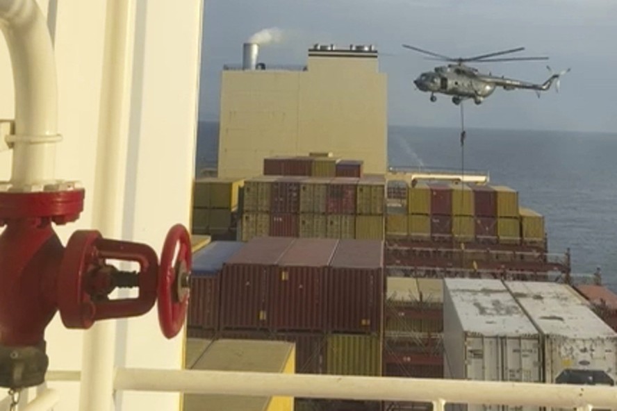 Helicóptero durante um ataque a um navio no Estreito de Ormuz