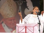 Fafá de Belém canta para o Papa Francisco na Cerimônia de Acolhida