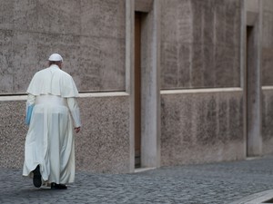 O papa Francisco sai após participar da abertura da Conferência Episcopal Italiana no Vaticano