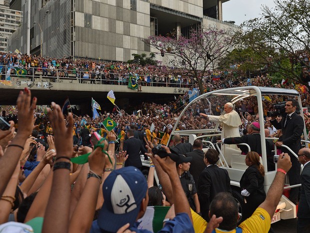 Multidão cerca o papamóvel próximo da Catedral do Rio de Janeiro (Foto: Gabriel Bouys/AFP)