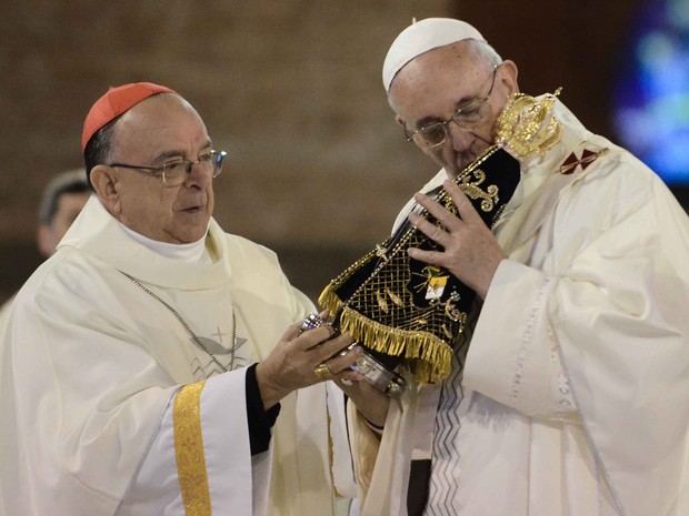 O cardeal arcebispo de Aparecida, dom Raymundo Damasceno (esq.), entrega a imagem de Nossa Senhora de Aparecida para o Papa Francisco, que a beija durante a celebração da missa na Basílica de Aparecida (Foto: Adriano Lima/Brazil Photo Press/Estadão Conteúdo)