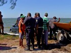 Carro de luxo é achado dentro de lagoa por equipe de limpeza no RJ