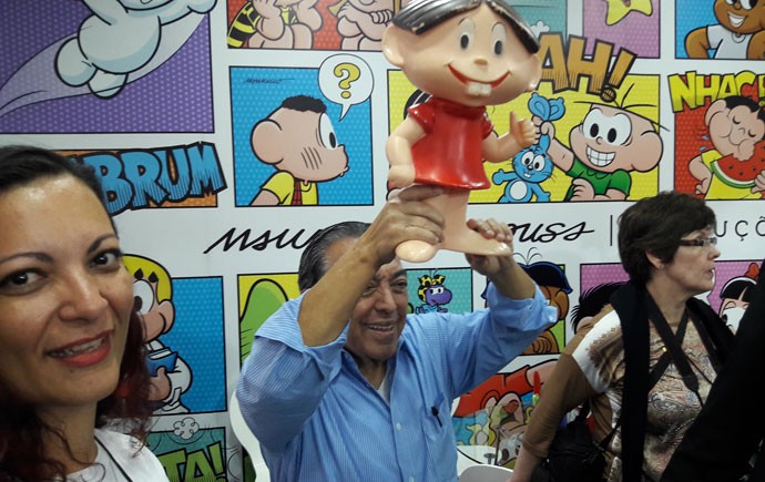 Mauricio de Sousa ergue boneca da Mônica na Bienal