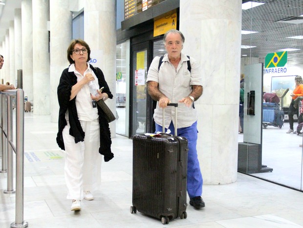 Tony Ramos posa com fã ao desembarcar com a mulher, Lidiane Barbosa, no Rio de Janeiro (Foto: Gabriel Rangel/AgNews)