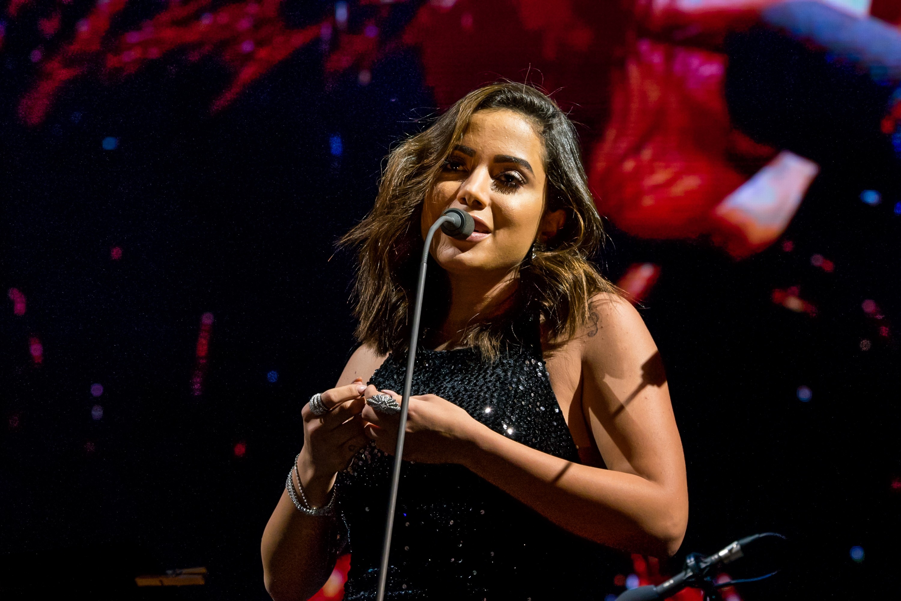 Anitta em show com tenor italiano Andrea Bocelli na noite desta quarta-feira (12), em apresentação no Allianz Parque, em São Paulo (SP). Crédito: 