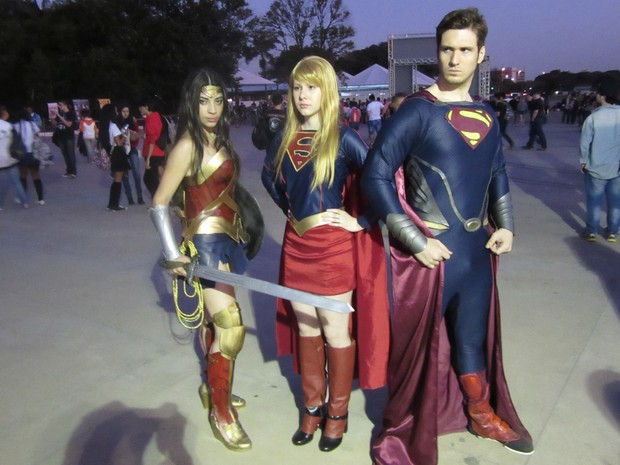 Trio faz cosplay de Mulher-Maravilha, Supergirl e Superman no Anime Friends 2015